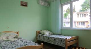 Гостиница Guest house Kiwi Сочи Двухместный номер с 2 отдельными кроватями и душем-1